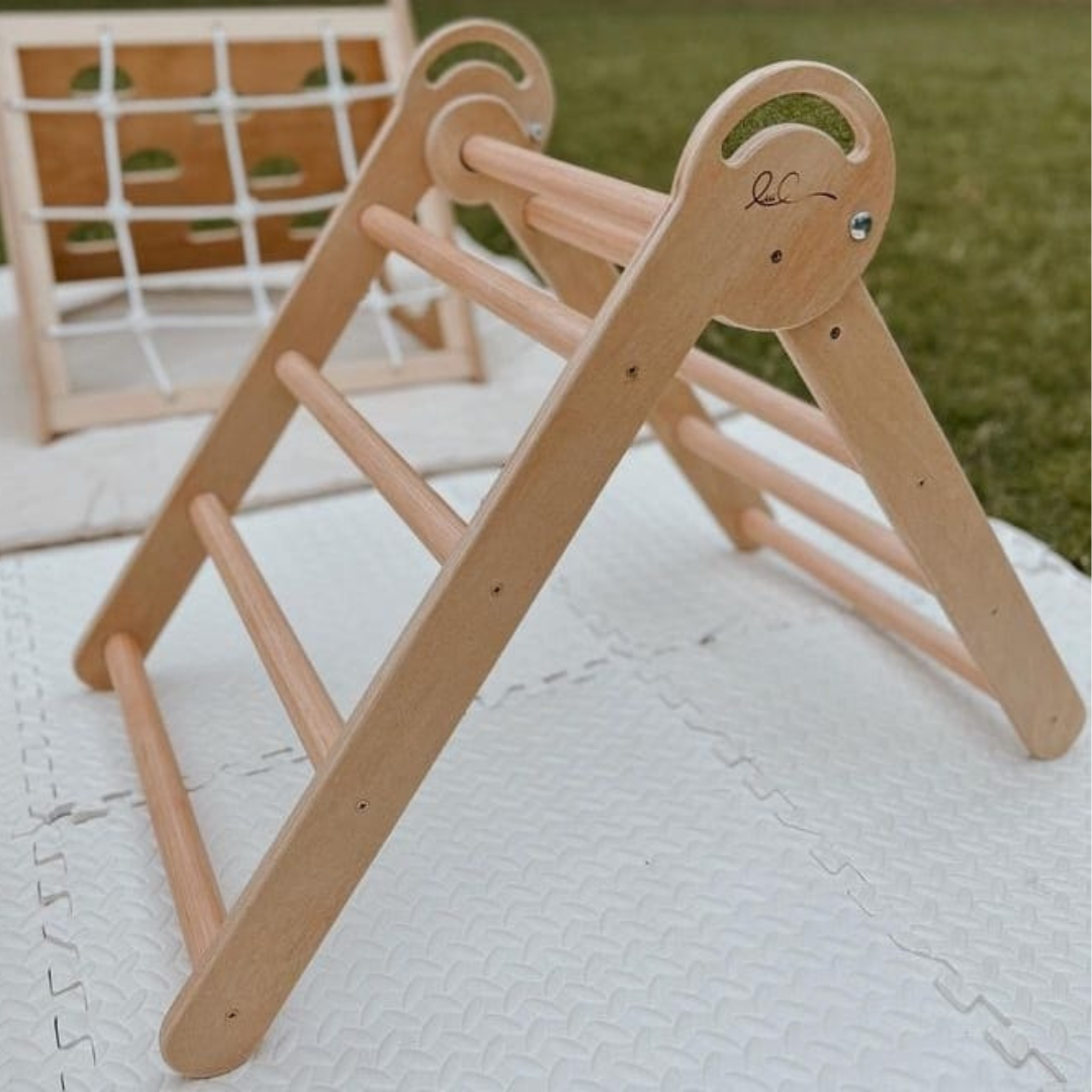 Triángulo Pikler con rampa  Mobiliario para niños - Montessori para todos